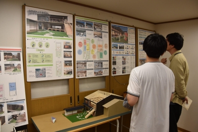 来場者に説明