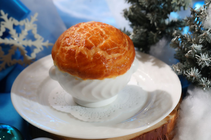 寒い冬の京都でも 心と身体があたたまる、 クリーム仕立てのパイ包みスープ（＋800円）