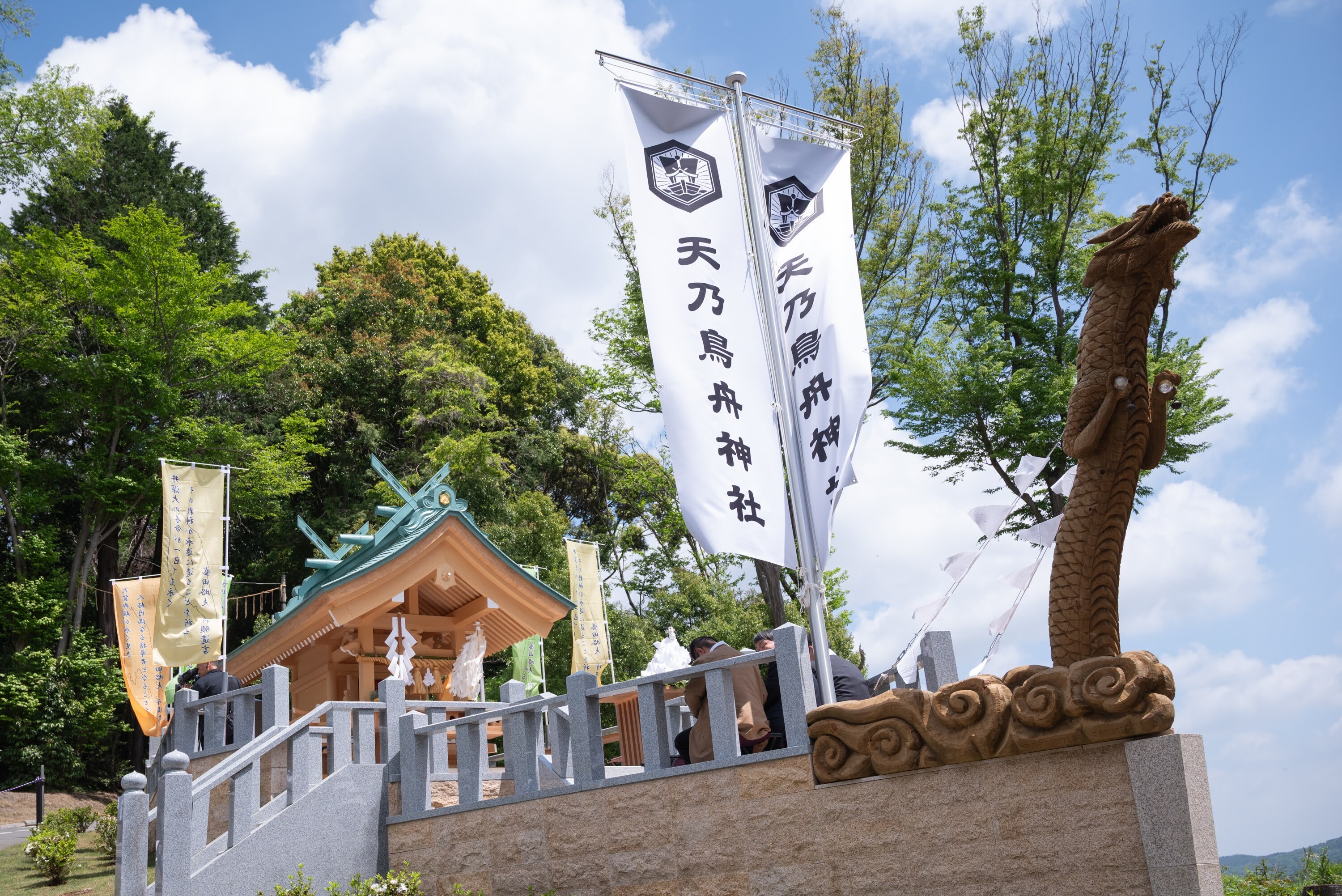 令和8年5月7日に撮影された天乃鳥舟神社の社殿と幟旗