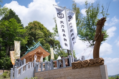 令和8年5月7日に撮影された天乃鳥舟神社の社殿と幟旗