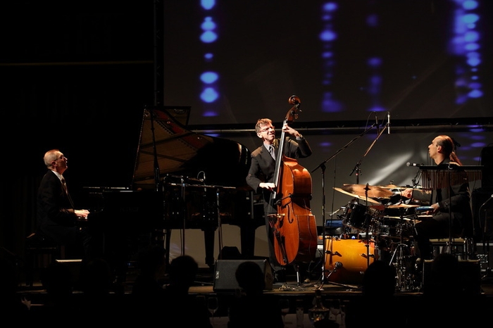 チェコのジャズの音色をお楽しみください!エミル・ヴィクリツキー・トリオ