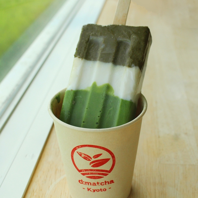 ロゴ入りカップで提供!カラフルな3色の茶アイス