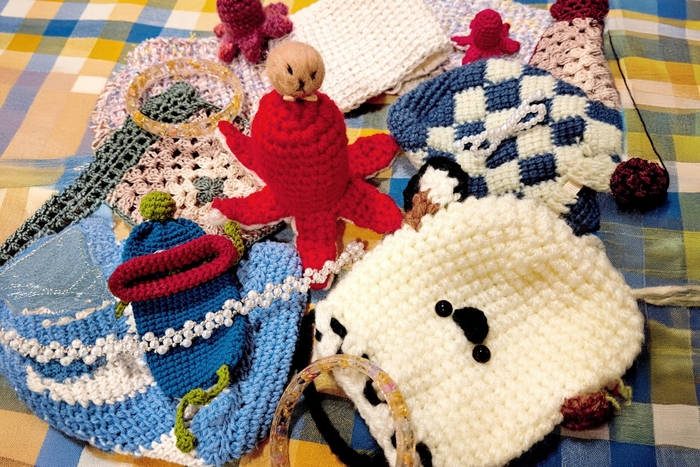 編みぐるみやビーズアクセサリーなど様々なアイテムを製作しています