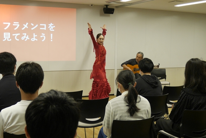 フラメンコ実演を披露する星野氏