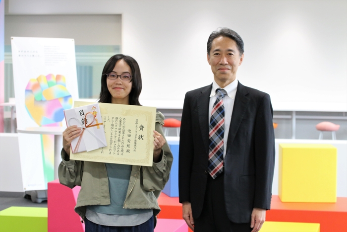 ▲表彰式の様子(左:池田実矩さん/右:苅谷工学部長)