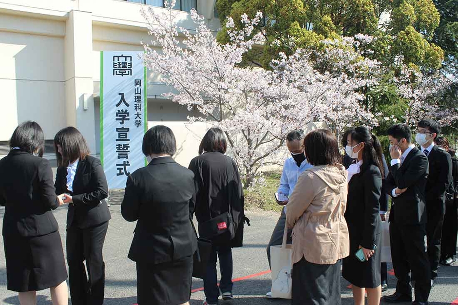満開の桜が入学生を迎えました