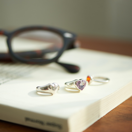 （画像左から） Round heart ring 13,200円、Round heart stone ring 27,500円、Color stone ring 15,400円