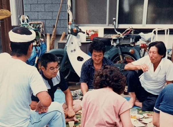 現社長の父である故・櫻井 末宏氏(写真中央)