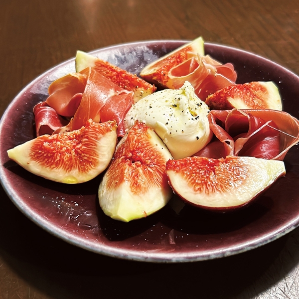 季節のフルーツとチーズやヨーグルトの組み合わせが好きというarikoさんの夏の終わりの一品「いちじくとブッラータ」