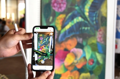 AR技術で絵画から蝶が飛び出す様子