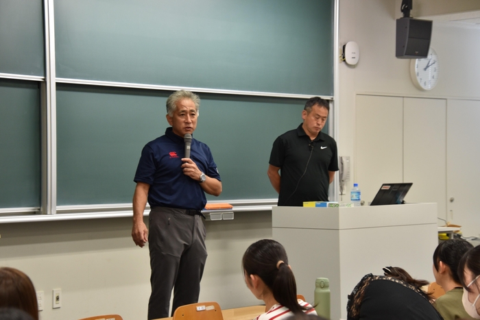 米田監督を紹介する梅田教授