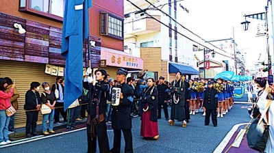 西日本最大級の大学祭「第76回生駒祭」を開催　近大生約250人が近大通りをパレードし、大学祭を盛り上げる