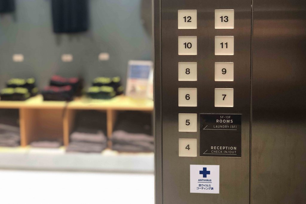 【星野リゾート】エレベーターも「最高水準のコロナ対策宣言」 ～人の手が触れるボタンに抗ウイルス加工～