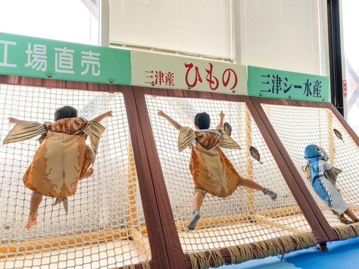 親子連れに人気!SNSでも盛り上がった「干されるアジ」2