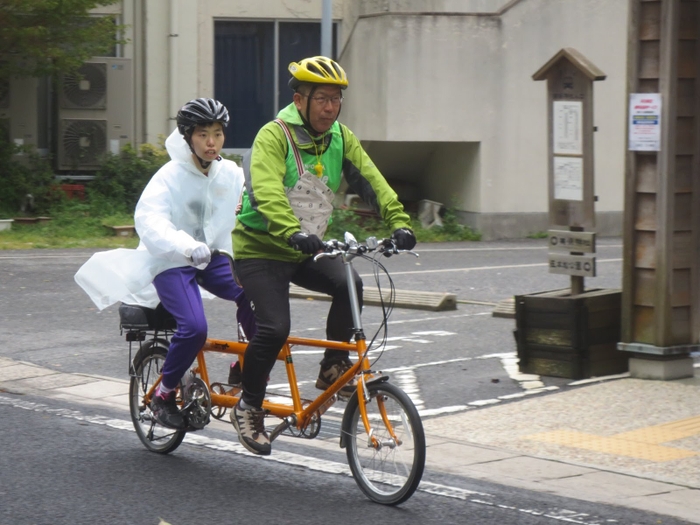 前が健常者、後ろが視覚障がい者