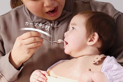 赤ちゃんの口元が見やすいカーブハンドル