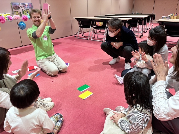 外国人の先生と一緒に、英語で遊ぼう!舞台は【夏祭り】✨ 屋台を回って、楽しく、かっこよく英語でショッピング体験! ※画像はイメージです