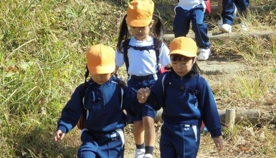 幼稚園児129人が、紅葉の中「生駒登山」に挑戦！　秋を感じながら忍耐力を養い、達成感を味わう