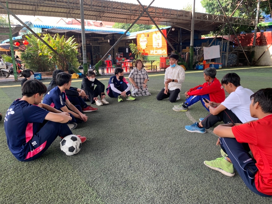 現地の指導スタッフとしっかり情報交換