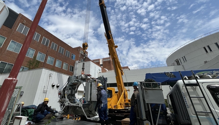 令和7年(2025年)9月に実施した放射線治療装置搬出の様子