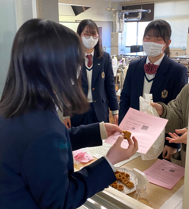 嵯峨野高校内で販売する様子