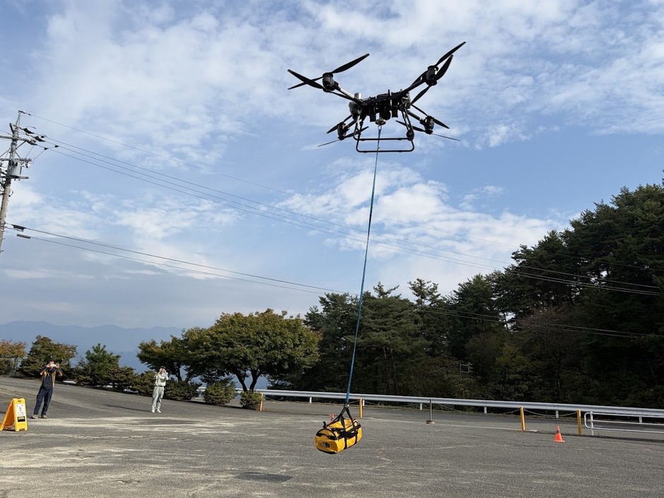 ボストンバッグを吊り下げて飛行するFlyCart 30