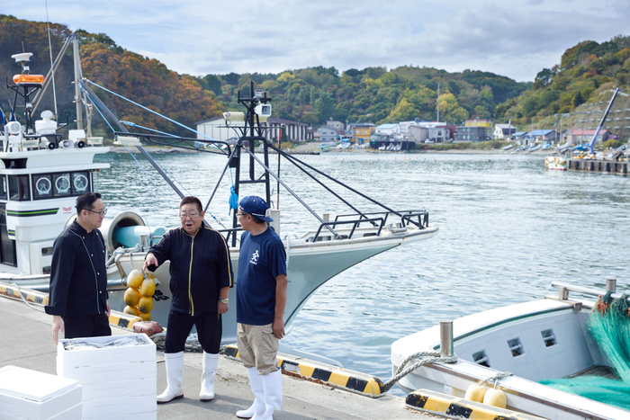 小樽市の漁港にて、地元のニシン漁師と株式会社三浦水産、OMO5小樽のスタッフの打ち合わせの様子