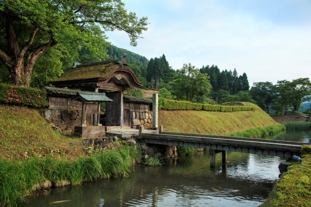 福井・一乗谷の城下町の城門とお堀(提供:福井県観光連盟)