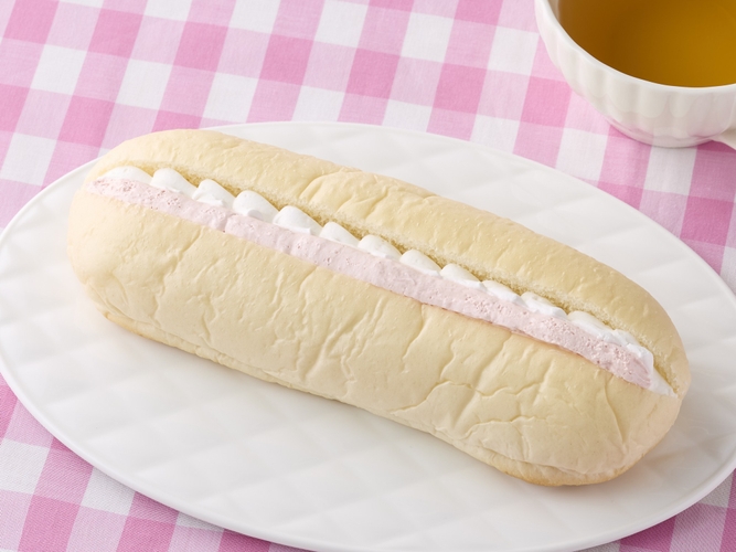 いちごと練乳のロールパン商品画像（画像はイメージです。）