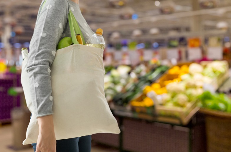 コンビニでの買い物、2人に1人は買い物用バッグを持参　レジ袋有料化の最大の懸念点は「自宅のゴミ袋がなくなる」こと
