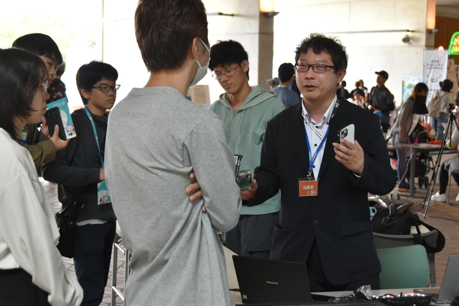会場内の人の流れの推定方法を力説する森准教授