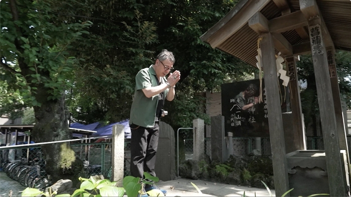 立石を巡るなぎら健壱さん