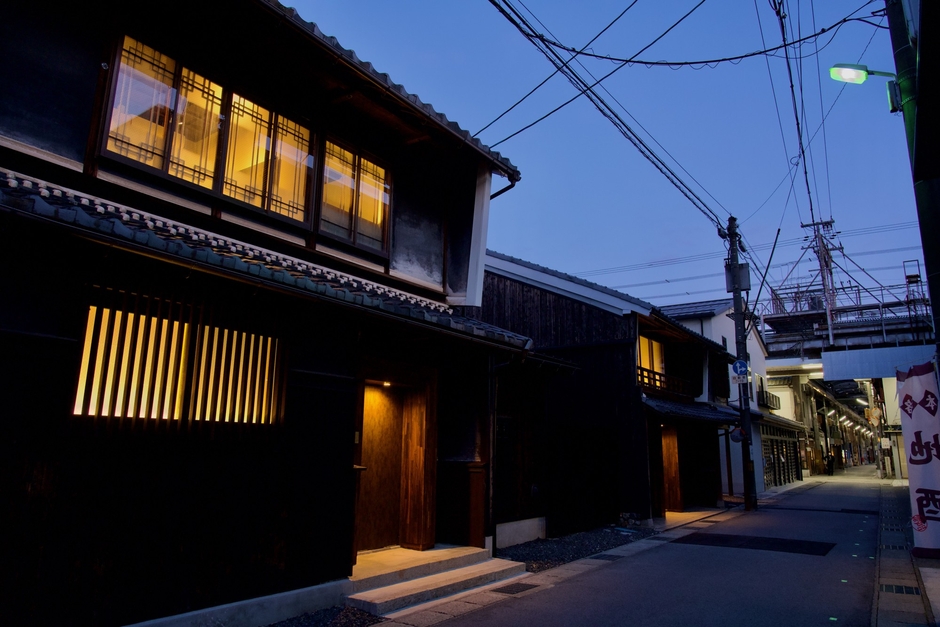 【十三番街棟外観】大正町屋らしく、雄大な広さや意匠が活かされています。目の前には地酒屋さん、歩いてすぐには老舗の寿司屋さんも