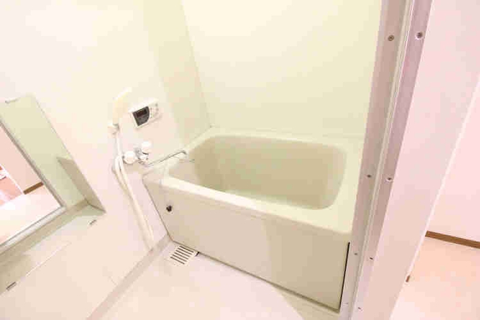 リノベーション前の浴室。賃貸でよく見かける浴室です(他室転用)