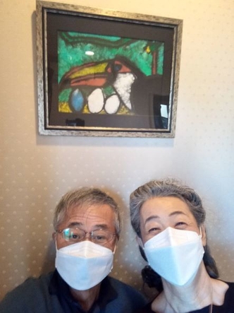 「鳥博士」のお孫様が描かれた絵の下でS様ご夫婦