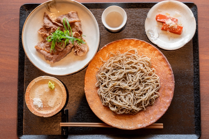 「特選近江牛十割もりそば」2&#44;950円。ご当地食材の赤コンニャクの一品付き。