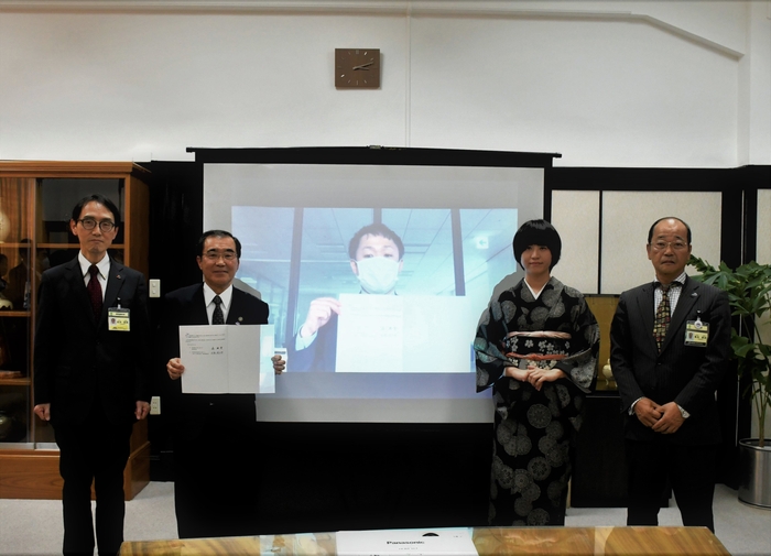 オンライン締結式の様子　左から鹿児島市産業振興部長、森市長、GMOペパボ(株)佐藤代表取締役社長(スクリーン内)、産業支援課職員、産業局長