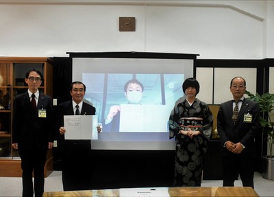 オンライン締結式の様子 左から鹿児島市産業振興部長、森市長、GMOペパボ(株)佐藤代表取締役社長(スクリーン内)、産業支援課職員、産業局長
