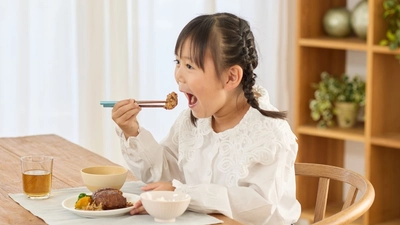 お箸の正しい持ち方を自然と意識できる　指ガイド付き　 【天然木のお箸】を8月上旬にリニューアル販売開始