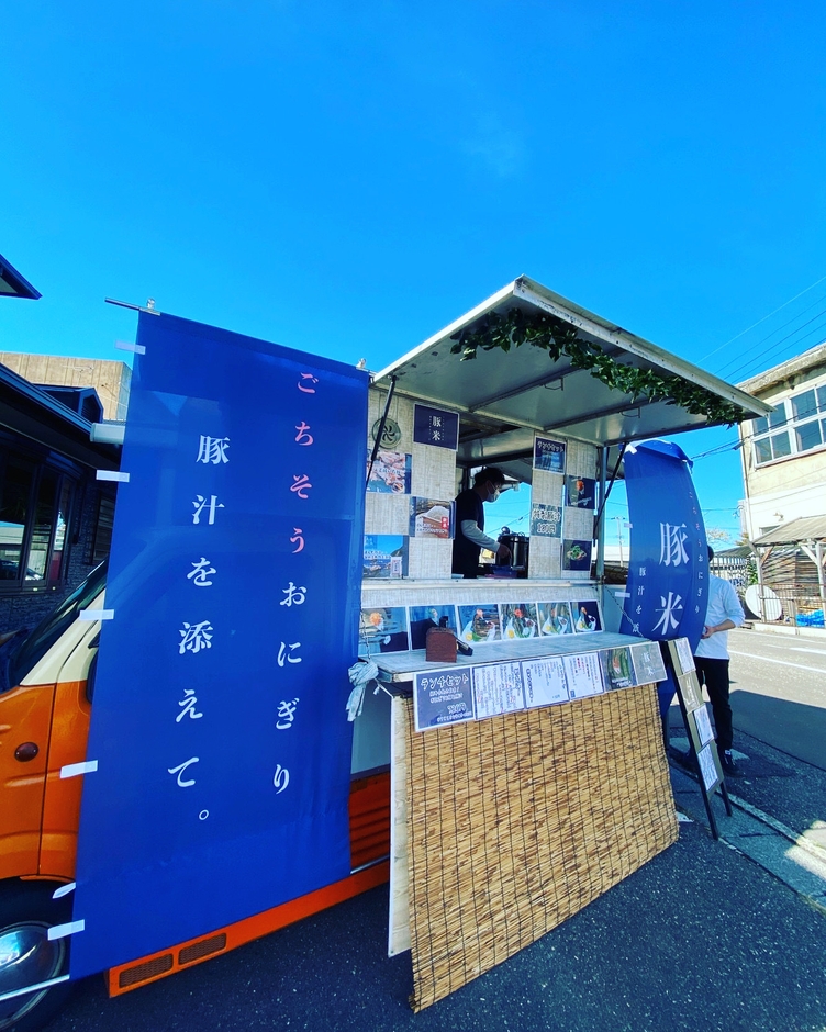 常設のキッチンカーでチャレンジ中!