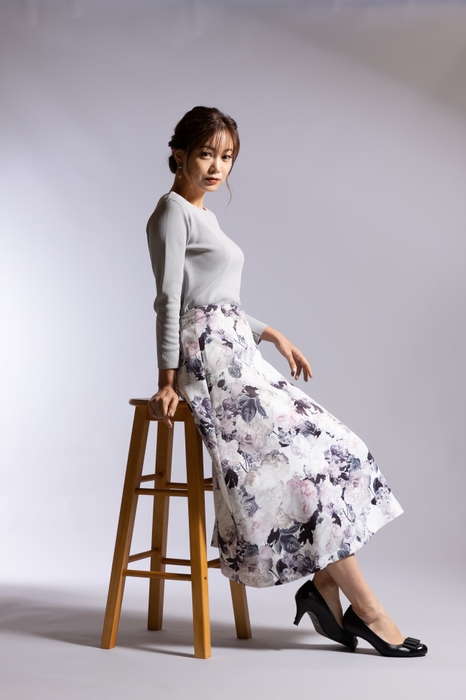 9分袖ニットトップス/襟付きインナー付属(9,900円)、セミフレアプリントスカート(8,800円)