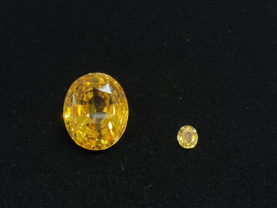 65.08ct(左)と1ct(右)のイエローサファイア比較