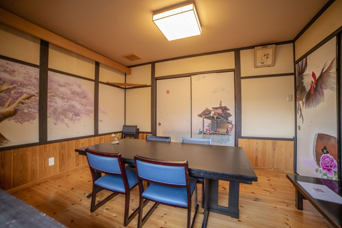 個室を囲むように描かれた作品「曳山」。細部を見るとアーティスト独自のタッチとなっている。