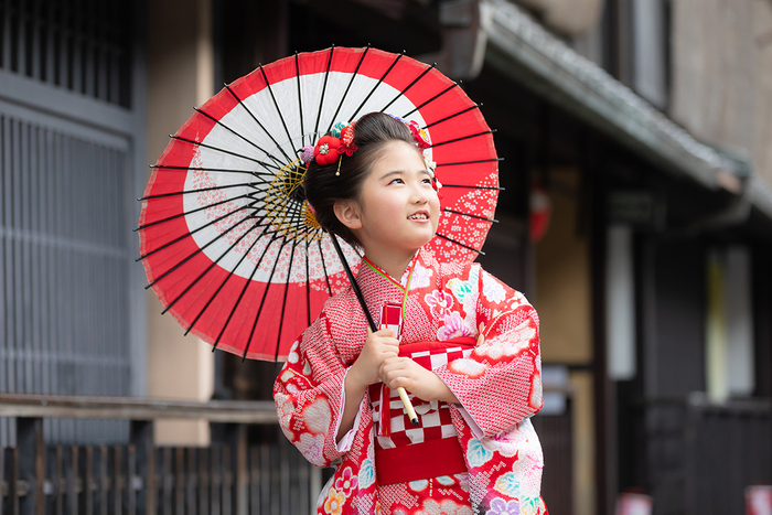 七五三ロケーション撮影では、和傘、千歳飴など撮影に必要な小物も無料でレンタルできます。