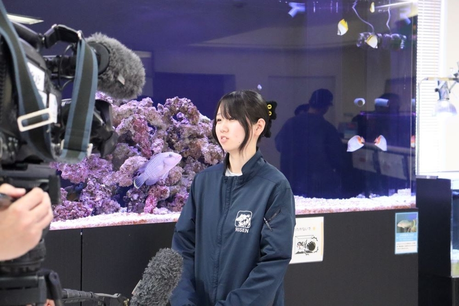 マスコミの取材を受ける学生