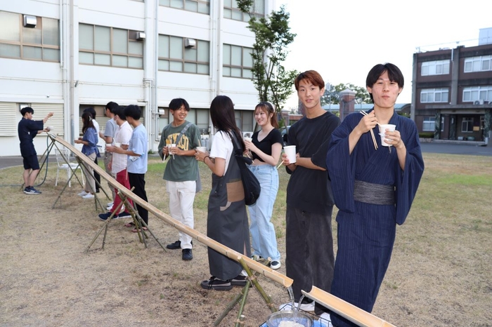 涼しげな浴衣姿の学生も