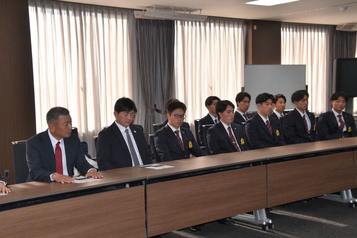 部員10人が出席