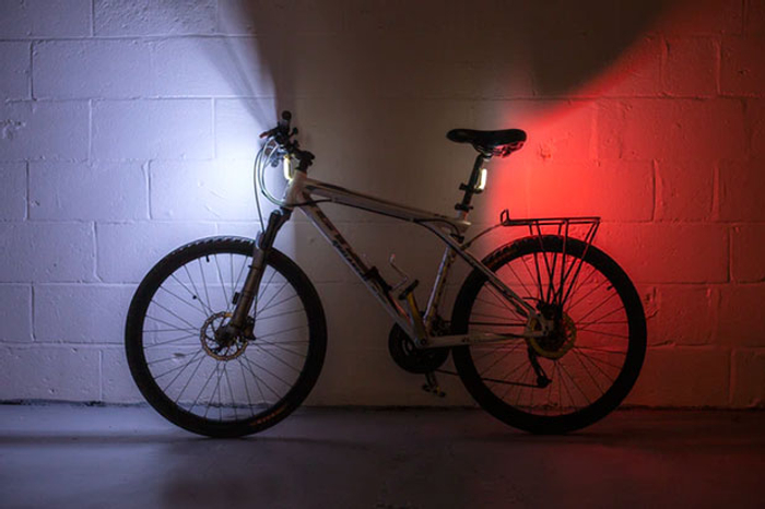 自転車アタッチメントなら赤ライトも可能。前後を明るく！