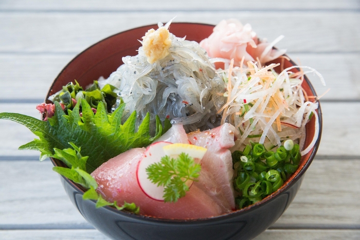 道の駅あわじ「海峡楼」生しらす丼