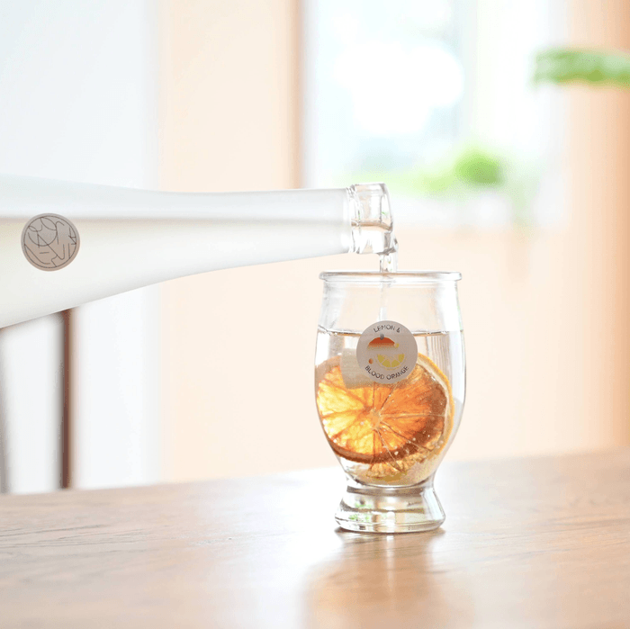 日本酒を注ぐとカクテルが出来上がる